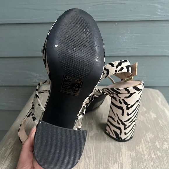 Boutique Tiger Cream & Black Velvet Platform Heels Size 8.5 - Picture 7 of 10